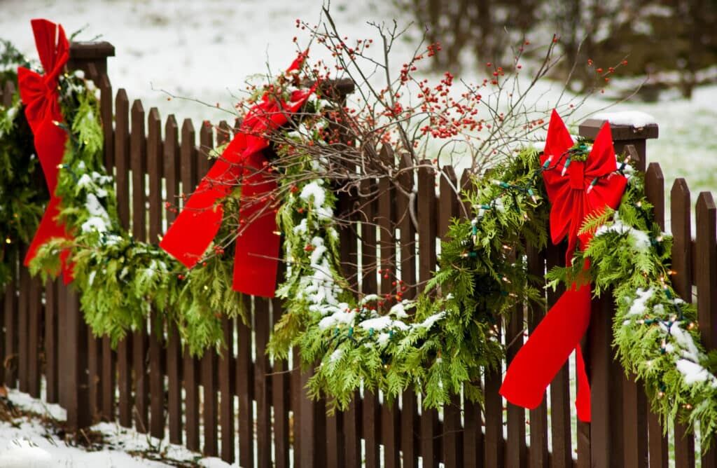 Creative Ideas for Decorating Your Fence for Christmas